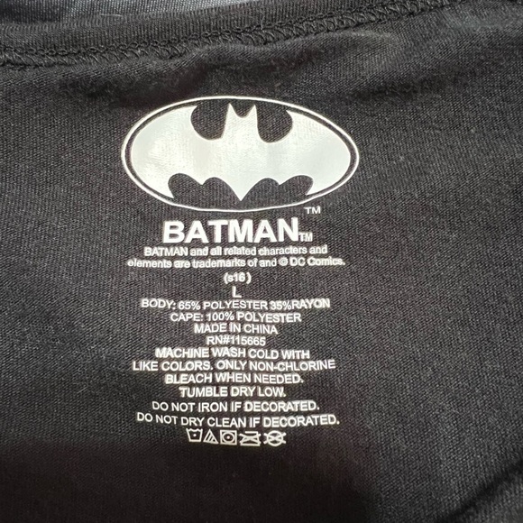 DC Batman Tee w/ Attached Cape Women’s (Sz L) - Picture 3 of 5